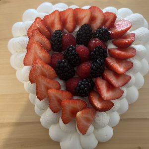 heart pavlova fruits rouges